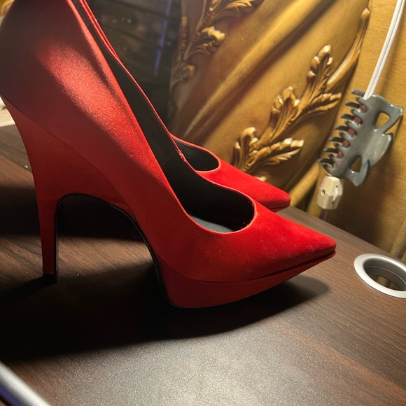Size 6 1/2 Pour la Victoire red satin heels - Picture 2 of 8